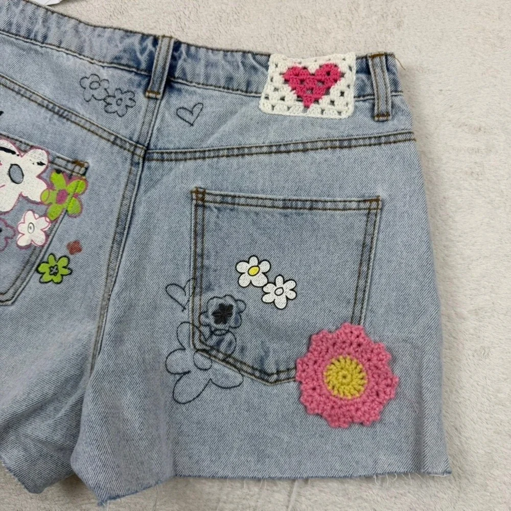 Forever 21 x Barbie Light Wash Distressed Graphic Denim‎ Shorts Womens 28 NEW